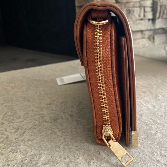 *NEW* leather crossbody - Picture 6 of 10